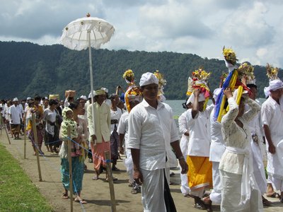 Balinesen am Weg zum Tempelfest