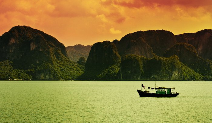 Gewaltiges Naturschauspiel. Die Halongbucht in Vietnam. Ein absoluter Höhepunkt für Naturliebhaber auf Indochina Reise.