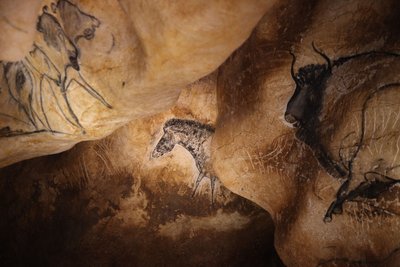 Einbeziehung des natürlichen Reliefs in die Wandmalerei Chauvet 2 (Patrick-Aventurier)