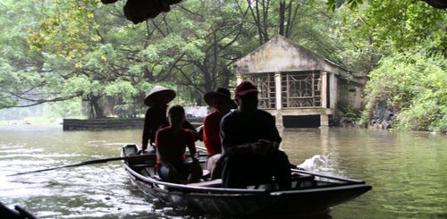 Einfahrt in eine Grotte Ninh Binh Trockene Halongbucht Vietnamreise Ostern
