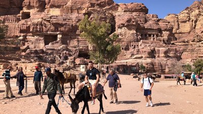 auf dem Esel lässt sich auch Petra ohne Anstrengung erkunden auf dem Esel lässt sich auch Petra ohne Anstrengung erkunden