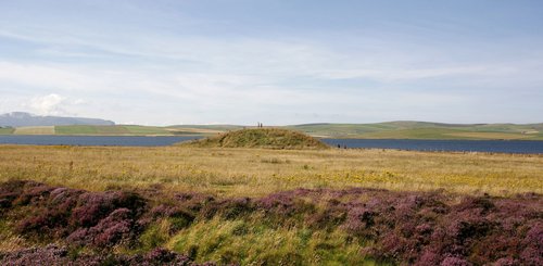 Besucher am Salt Knowe einer der Grabhügel in der Umgebung des Brodegar Circle und Henge © VisitScotland / Paul Tomkins