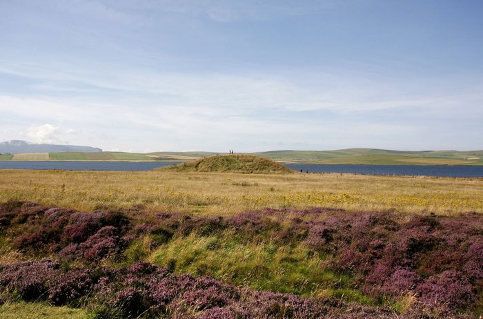 Besucher am Salt Knowe einer der Grabhügel in der Umgebung des Brodegar Circle und Henge © VisitScotland / Paul Tomkins