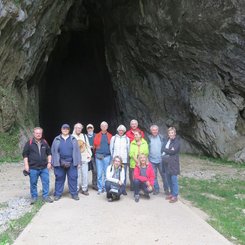 unsere Reisegruppe vor der riesigen Höhle Cullalvera