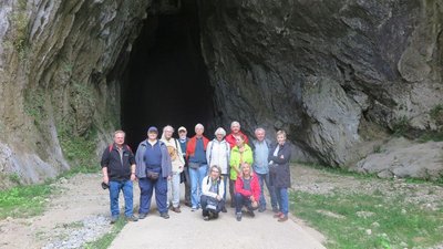 unsere Reisegruppe vor der riesigen Höhle Cullalvera