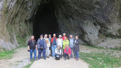 unsere Reisegruppe vor der riesigen Höhle Cullalvera unsere Reisegruppe vor der riesigen Höhle Cullalvera