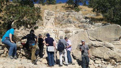 archäologische Studienreisegruppe in Arsameia 