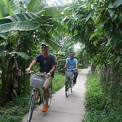 Fahrradtour im Mekongdelta einer der Ausflüge bei einer Kreuzfahrt durch das Delta