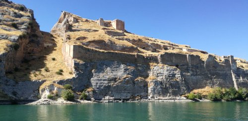 Die Festung Rum Kalesi thront am Felsen über dem Euphrat - einmaliger Anblick den wir bei der Bootsfahrt erleben dürfen