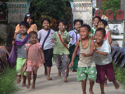 Myanmar fröhliche Kinder am Heimweg von der Schule