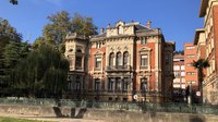 schöne historische Gebäude an der Uferpromenade in Bilbao - dieses Haus wird als Berufsschule genützt