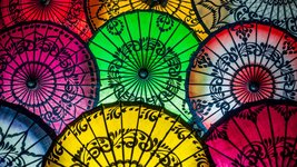 Bunte Schirme in Bagan. Begegnen Sie kunstfertigen Handwerkern bei Ihrer Asien Reise