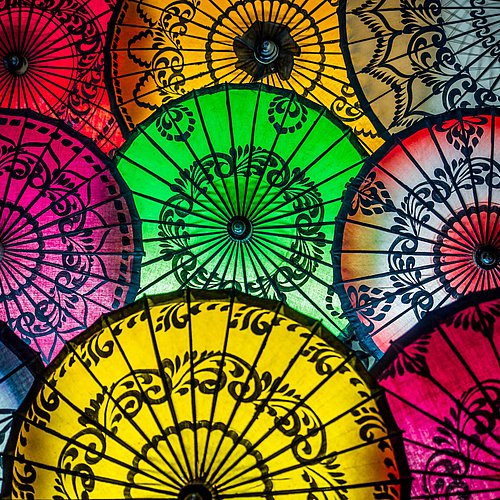 Schirme am Straßenmarkt in Myanmar