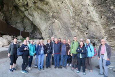 Bilderhoehlen Suedfrankreich Gruppe vor der Hoehle von Niaux