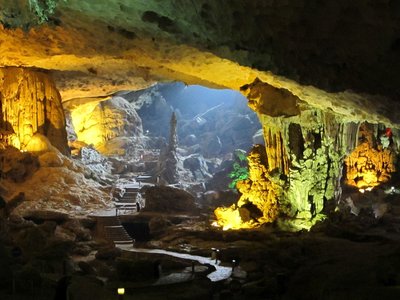Surprise Cave Tropfsteinhoehle in der Halong Bay