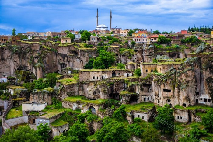 Guzelyurt in Kappadokien mit Blick auf die unterirdische Stadt