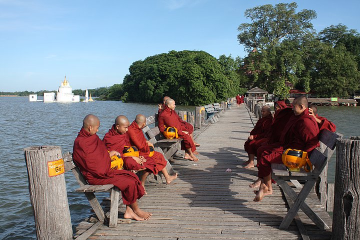 Amarapura Mönche auf der U-Bein Brücke Myanmar