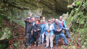 El Pendo Gruppenfoto vor dem Eingang zur Höhle 2024