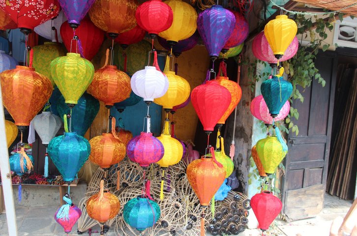 bunte Laternen vor einem Geschäft in Hoi An