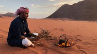 Teepause bei Sonnenuntergang im Wadi Rum