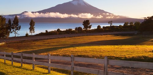 Vulkan Osorno und davor der Llanquihue-See bei Puerto Montt in Chile