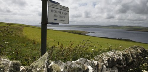 Hinweisschild Midhowe Broch Rousey Orkney © VisitScotland / Paul Tomkins