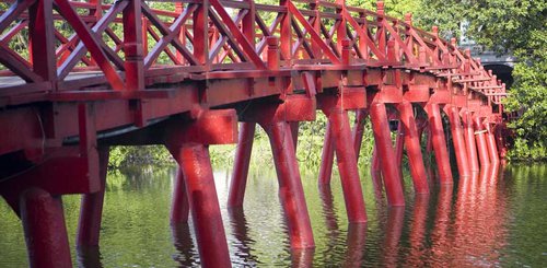 beliebtes Fotomotiv ist die rote Huc Bruecke in Hanoi über den Hoan Kiem See