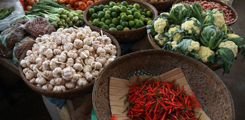 Rote Chilischoten und Gemüse am Markt von Kratie