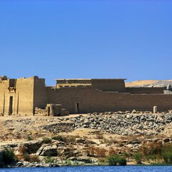 Kalabsha vom Staudamm Nassersee aus gesehen