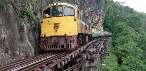 Zug bei der Fahrt entlang der steilen Hänge am River Kwai