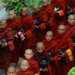 Mandalay Mönche beim morgendlichen Almosensgang
