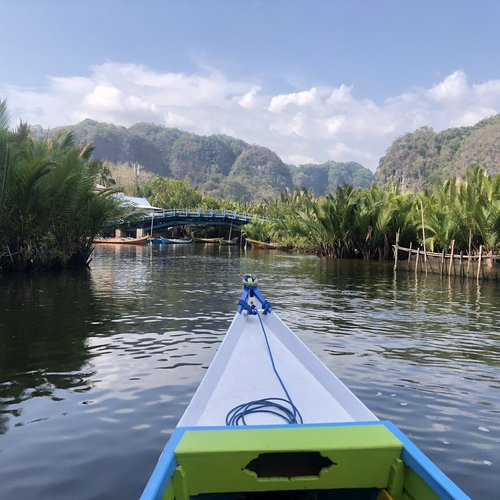 Sulawesi mit dem Boot durch die Karstlandschaft von Rammang Rammang