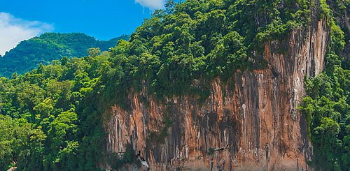 Pak Ou Höhlen an einer Steilklippe des Mekong heiliger buddhistischer Ort