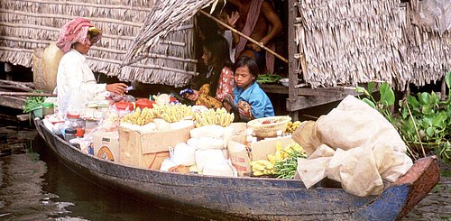 schwimmende Geschäfte am Tonle Sap in Kambodscha