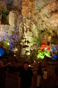 beleuchtete Tropfsteinhöhle in der Halongbucht