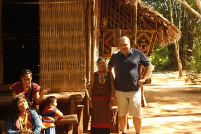 Robert Reischl im Dorf, Laos