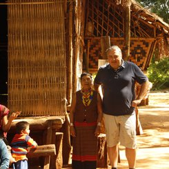 Robert Reischl im Dorf, Laos