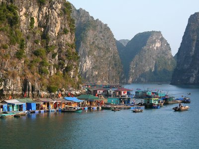 schwimmendes Dorf in der Halong Bay schwimmendes Dorf in der Halongbucht