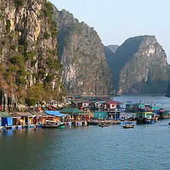 schwimmendes Dorf Halongbucht Vietnamreise Indochina