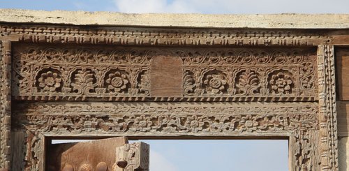 verzierte Tür - Zeuge des einstigen Reichtums der verfallenden  historischen Handelsstadt Ibra Oman