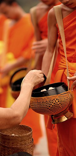 Tradition in Laos Almosenrunde der Mönche in Indochina