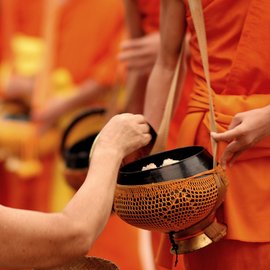 Tradition in Laos Almosenrunde der Mönche in Indochina