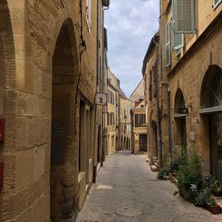 die engen Gassen der malerischen Stadt Gourdon sind nach dem Besuch von Cougnac einen Abstecher wert