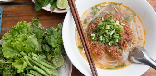 Pho Rindsuppe mit Nudeln und frsichen Kräutern typisch für Vietnam und Laos