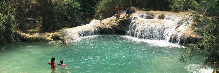Wasserfall Laos Bei Laos-Individualreisen in den Dorfalltag eintauchen und mit den Kindern im Wasserfall baden.