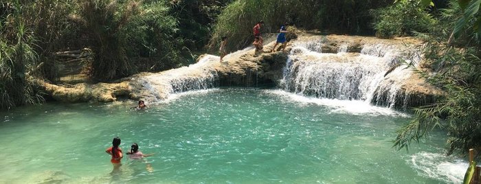 Bei Laos-Individualreisen in den Dorfalltag eintauchen und mit den Kindern im Wasserfall baden.