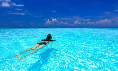Schnorcheln im klaren Wasser Schnorcheln im klaren Wasser