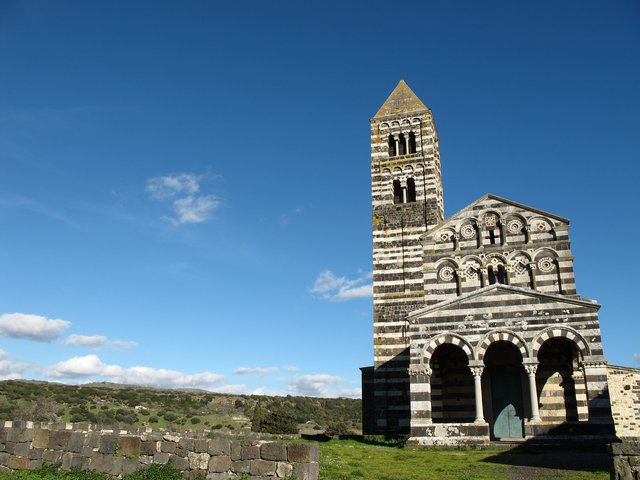 Auf den Spuren der Nuraghen besuchen Sie auch Sardiniens berühmteste Basilika