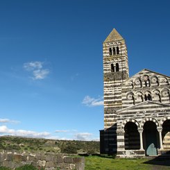 Basilika SS. Trinità di Saccargia aus schwarzem Trachyt mit weißem Kalkstein