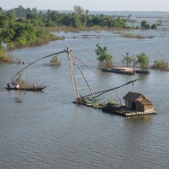 Fischerboote am Tonle Sap Fluss einem Seitenarm des Mekong